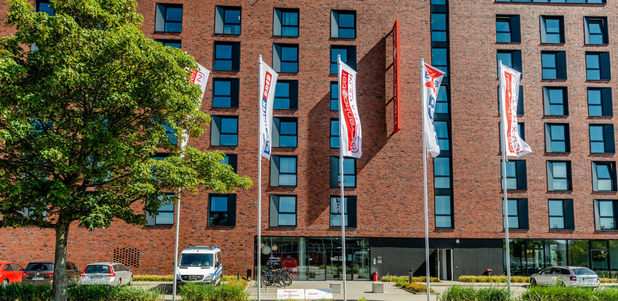 havenhostel Cuxhaven Haupteingang Parkplatz