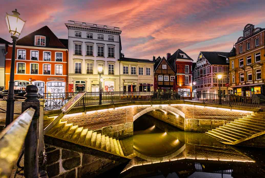 Stade bei Nacht am Wasser